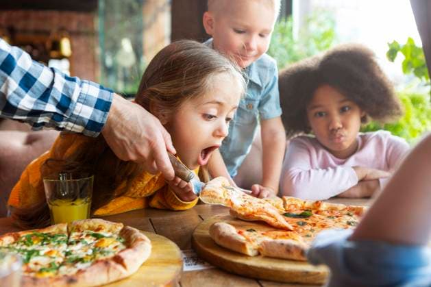  Nahaufnahme Kinder mit leckerer Pizza *** Close-up Children with Delicious Pizza Copyright: imageBROKER/OleksandrxLatkun ibxole09490360.jpg ,model released, Symbolfoto ,property released