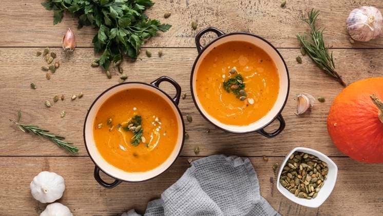 IMAGO Creative: Herbst, Kulinarische Klassiker Flachgelegte Lebensmittelzutaten mit Kürbissuppe *** Flat laid food ingredients with Pumpkin soup Copyright: imageBROKER/OleksandrxLatkun ibxole09490968.jpg