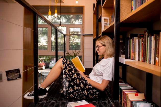 Bibliothek für Schüler, die Bücher lesen *** Library for Students, the Books read Copyright: imageBROKER OleksandrxLatkun ibxole09491813.jpg ,model released, Symbolfoto ,property released