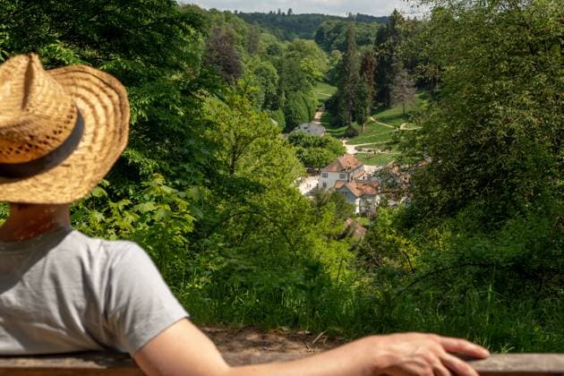 Woman with straw hat sitting on a park bench in the sun, looking at Staatspark Fürstenlager, Auerbach, Bensheim Woman with straw hat, gray t-shirt and jeans sitting on a wooden park bench in the sun, looking at Staatspark Fürstenlager, Auerbach, Bensheim, Germany ,model released, Symbolfoto Copyright: xZoonar.com MarkusxBeckx 18643290 ,model released, Symbolfoto ,property released