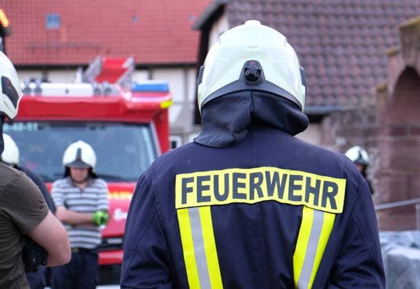Feuerwehr und Notarzt, Symbolfotos Feuerwehr in verschiedenen Bildern und Aktionen in Deutschland Jacke, Uniform, Uniformjacke, Feuerwehrjacke, Sicherheitsjacke, Feuerwehr in Deutschland *** Fire department in different pictures and actions in Germany jacket, uniform, uniform jacket, fire department jacket, safety jacket, fire department in Germany