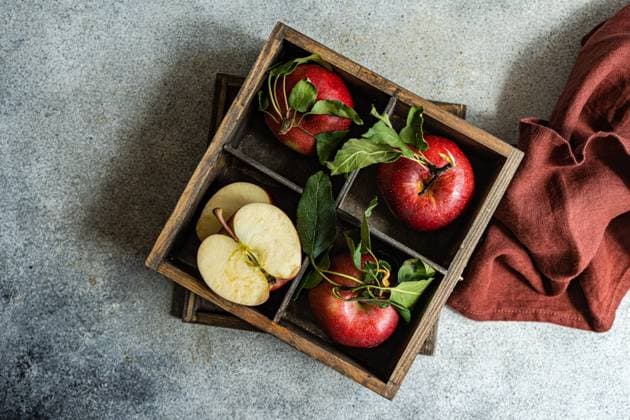 IMAGO Creative: Herbst, Kulinarische Klassiker Wooden box full of ripe apples Tbilisi, Tbilisi, Georgia CR_LSQHTY230823-1240255-01