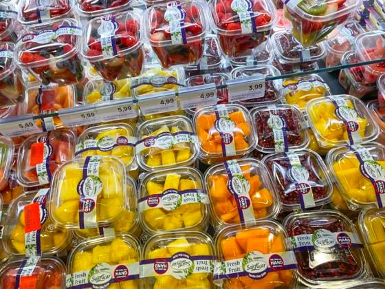 Mundgerechte Früchte in Plastik verpackt, Supermarkt. 10.10.2022 Stuttgart, Baden-Württemberg, Deutschland, Europa *** Mouth-watering fruits packed in plastic, supermarket 10 10 2022 Stuttgart, Baden Württemberg, Germany, Europe