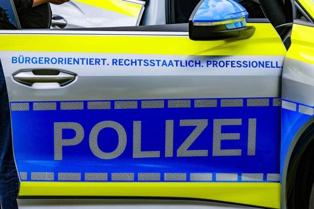 Düsseldorf 27.08.2023 Tag der offenen Tür Landtag NRW Regierungsviertel ( Hey Demokratie! ) Polizei Auto Polizeiauto Polizeiautos Polizeiwagen Blaulicht Streifenwagen Einsatzfahrzeug Bürgerorientiert Rechtsstaatlich Professionell Nachwuchswerbung Personalmangel Personalwerbung Düsseldorf Nordrhein-Westfalen Deutschland *** Düsseldorf 27 08 2023 open day Landtag NRW government district Hey democracy police car police car police car blue light patrol car emergency vehicle citizen oriented rule of law professional junior staff shortage staff advertising Düsseldorf North Rhine Westphalia Germany