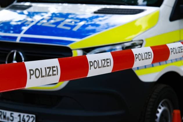 Düsseldorf 28.08.2023 Absperrband Polizei Absperrung Polizeiabsperrung Flatterband Blaulicht Polizeiflatterband Tatort Gewalttat Verkehrsunfall Polizeisperre Tatortabsperrung KTU Polizeiauto Blaulicht Streifenwagen Düsseldorf Nordrhein-Westfalen Deutschland *** Dusseldorf 28 08 2023 police cordon police cordon flutter tape blue light police flutter tape crime scene violence traffic accident police cordon crime scene cordon KTU police car blue light patrol car Dusseldorf North Rhine Westphalia Germany