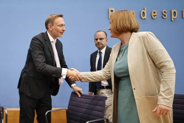 News Themen der Woche KW35 News Bilder des Tages Christian Lindner (FDP), Bundesminister der Finanzen, mit Lisa Paus, (Gruene) Bundesfamilienministerin, aufgenommen im Rahmen der Pressekonferenz zur Einigung bei der Kindergrundsicherung in der BPK in Berlin, 28.08.2023. In der Pressekonferenz soll nach wochenlanger Uneinigkeit ueber die Finanzierung der Kindergrundsicherung informiert werden. Berlin Deutschland *** Christian Lindner FDP , Federal Minister of Finance, with Lisa Paus, Green Federal Minister of Family Affairs, recorded during the press conference on the agreement on the basic child allowance in the BPK in Berlin, 28 08 2023 In the press conference is to be informed after weeks of disagreement about the financing of the basic child allowance Berlin Germany Copyright: xFlorianxGaertnerx