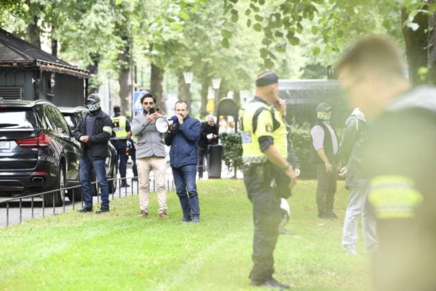 STOCKHOLM 20230828 Salwan Momika vid Pakistans ambassad i Stockholm pa mandagen där han planerar att bränna koranen. Till höger Salwan Najem. Stockholm Sverige x12160x *** STOCKHOLM 20230828 Salwan Momika at the Pakistani Embassy in Stockholm on Monday where he plans to burn the Koran On the right Salwan Najem Stockholm Sweden x12160x  Copyright: xMikaelaxLandeström TTx MANIFESTATION PAKISTANS AMBASSAD TTABB0000000000210005