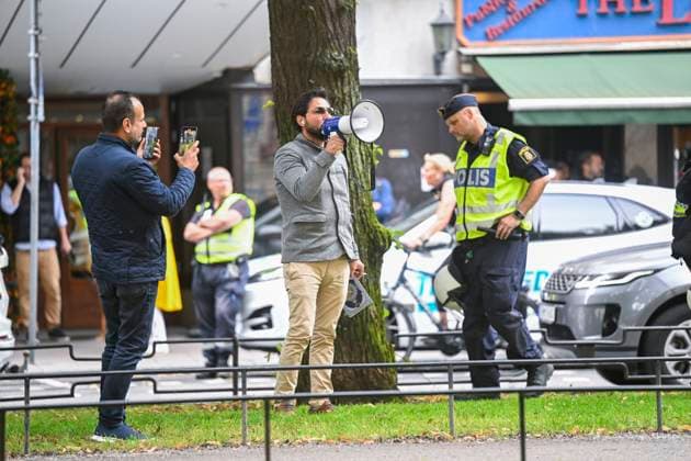 STOCKHOLM 20230828 Salwan Momika vid Pakistans ambassad i Stockholm pa mandagen där han planerar att bränna koranen. Till vänster Salwan Najem. Stockholm Sverige x10080x *** STOCKHOLM 20230828 Salwan Momika at the Pakistani Embassy in Stockholm on Monday where he plans to burn the Koran Left Salwan Najem Stockholm Sweden x10080x  Copyright: xFredrikxSandberg TTx MANIFESTATION PAKISTANS AMBASSAD TTABB0000000000210006