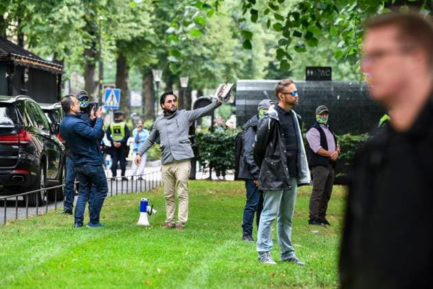 STOCKHOLM 20230828 Salwan Momika vid Pakistans ambassad i Stockholm pa mandagen där han planerar att bränna koranen. Till vänster Salwan Najem. Stockholm Sverige x12160x *** STOCKHOLM 20230828 Salwan Momika at the Pakistani Embassy in Stockholm on Monday, where he plans to burn the Koran Left Salwan Najem Stockholm Sweden x12160x  Copyright: xMikaelaxLandeström TTx MANIFESTATION PAKISTANS AMBASSAD TTABB0000000000210007