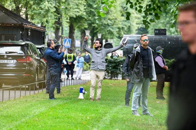 STOCKHOLM 20230828 Salwan Momika vid Pakistans ambassad i Stockholm pa mandagen där han planerar att bränna koranen. Till vänster Salwan Najem. Stockholm Sverige x12160x *** STOCKHOLM 20230828 Salwan Momika at the Pakistani Embassy in Stockholm on Monday, where he plans to burn the Koran Left Salwan Najem Stockholm Sweden x12160x  Copyright: xMikaelaxLandeström TTx MANIFESTATION PAKISTANS AMBASSAD TTABB0000000000210008