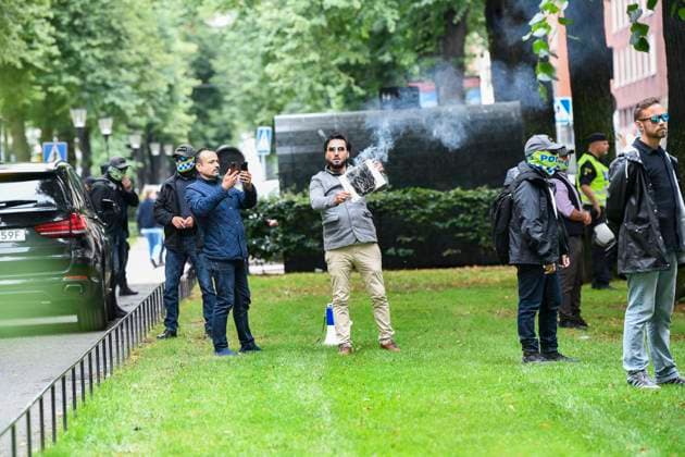 STOCKHOLM 20230828 Salwan Momika vid Pakistans ambassad i Stockholm pa mandagen där han planerar att bränna koranen. Till vänster Salwan Najem. Stockholm Sverige x12160x *** STOCKHOLM 20230828 Salwan Momika at the Pakistani Embassy in Stockholm on Monday, where he plans to burn the Koran Left Salwan Najem Stockholm Sweden x12160x  Copyright: xMikaelaxLandeström TTx MANIFESTATION PAKISTANS AMBASSAD TTABB0000000000210009