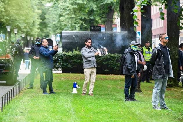 STOCKHOLM 20230828 Salwan Momika vid Pakistans ambassad i Stockholm pa mandagen där han planerar att bränna koranen. Till vänster Salwan Najem. Stockholm Sverige x12160x *** STOCKHOLM 20230828 Salwan Momika at the Pakistani Embassy in Stockholm on Monday, where he plans to burn the Koran Left Salwan Najem Stockholm Sweden x12160x  Copyright: xMikaelaxLandeström TTx MANIFESTATION PAKISTANS AMBASSAD TTABB0000000000210011