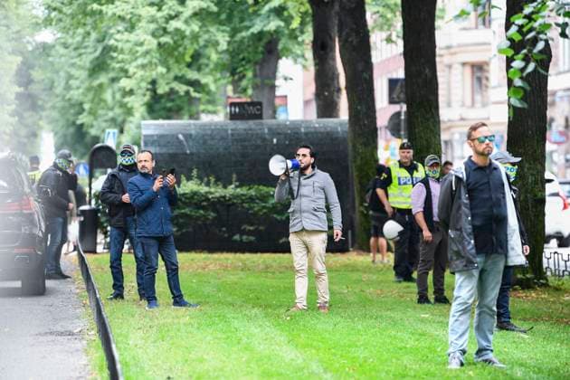 STOCKHOLM 20230828 Salwan Momika vid Pakistans ambassad i Stockholm pa mandagen där han planerar att bränna koranen. Till vänster Salwan Najem. Stockholm Sverige x12160x *** STOCKHOLM 20230828 Salwan Momika at the Pakistani Embassy in Stockholm on Monday, where he plans to burn the Koran Left Salwan Najem Stockholm Sweden x12160x  Copyright: xMikaelaxLandeström TTx MANIFESTATION PAKISTANS AMBASSAD TTABB0000000000210012