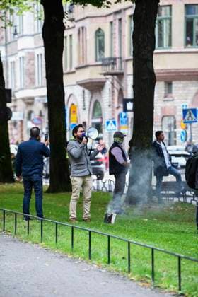 STOCKHOLM 20230828 Salwan Momika vid Pakistans ambassad i Stockholm pa mandagen där han bränner en koran. Stockholm Sverige x12160x *** STOCKHOLM 20230828 Salwan Momika at the Pakistani Embassy in Stockholm on Monday burning a Koran Stockholm Sweden x12160x  Copyright: xMikaelaxLandeström TTx MANIFESTATION PAKISTANS AMBASSAD TTABB0000000000210016