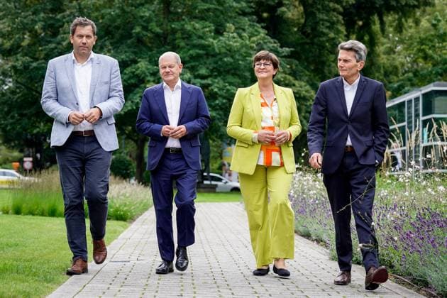 News Bilder des Tages Klausurtagung der SPD-Bundestagsfraktion in Wiesbaden Rolf Muetzenich, Vorsitzender der SPD-Bundestagsfraktion gemeinsam mit Bundeskanzler Olaf Scholz, Saskia Esken, SPD-Parteivorsitzende und Lars Klingbeil, SPD-Parteivorsitzende beim gemeinsamen Gang zum Tagungssaal zur Klausurtagung der SPD-Bundestagsfraktion unter dem Motto Zukunft schaffen wir. Gemeinsam vor Ort in Wiesbaden, Wiesbaden, 28.08.2023 Wiesbaden Hessen Deutschland *** Retreat of the SPD Parliamentary Group in Wiesbaden Rolf Muetzenich, Chairman of the SPD Parliamentary Group together with Chancellor Olaf Scholz, Saskia Esken, SPD Party Chairman and Lars Klingbeil, SPD Party Chairman during the joint walk to the conference hall for the retreat of the SPD Parliamentary Gro