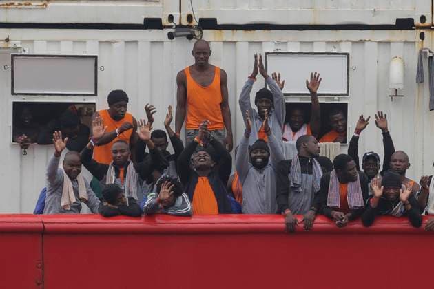 Bilder des Jahres 2023, News 08 August News Themen der Woche KW35 News Bilder des Tages Migrants aboard the Ocean Viking , the SOS Mediterranee ship that rescued 439 migrants between Lampedusa and Tunisia, disembark in the port of Naples.  Copyright: xSalvatorexLaporta KONTROLABx xipx xKONTROLABx IPA_IPA39906840