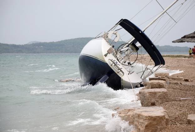 News Themen der Woche KW35 News Bilder des Tages Kroatien, Wind spült Segelboot an die Küste bei Jadrija Boat runs aground in Croatia Sailboat runs aground due to strong winds in Jadrija, near Sibenik, Croatia, on August 28, 2023. DuskoxJaramaz PIXSELL