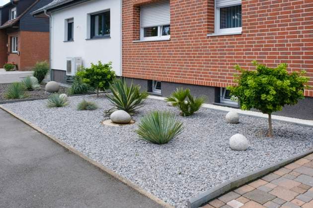  Moderner Vorgarten mit Steinfläche, Schottergarten, Nordrhein-Westfalen, Deutschland, Europa *** modern Front garden with Stone surface, Gravel Garden, North Rhine Westphalia, Germany, Europe Copyright: imageBROKER/WilfriedxWirth ibxdwh09561815.jpg