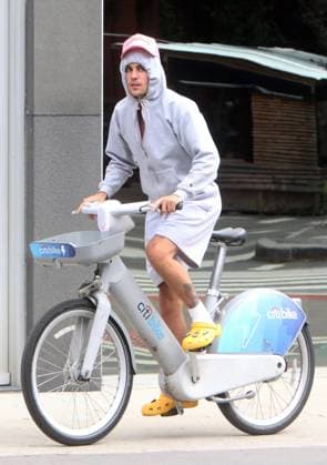 Bilder des Jahres 2023, Entertainment 08 August Entertainment Themen der Woche KW35 Entertainment Bilder des Tages NEW YORK, NY- AUGUST 28: Justin Bieber seen on a Citi Bike rental riding in New York City on August 28, 2023 Copyright: xRWx