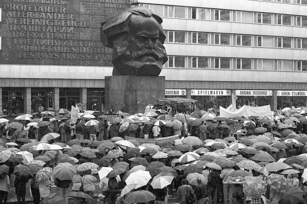 Archivbilder der Woche KW35 Arbeitskampf 09.05.1996, Chemnitz, Brückenstraße, Marx Monument, Arbeitskampf,Gewerkschaften. Demonstration unm 100% Lohnangleichung an den Westlohn *** Industrial action 09 05 1996, Chemnitz, Brückenstraße, Marx Monument, industrial action, trade unions demonstration unm 100 Lohnangleichung an den Westlohn
