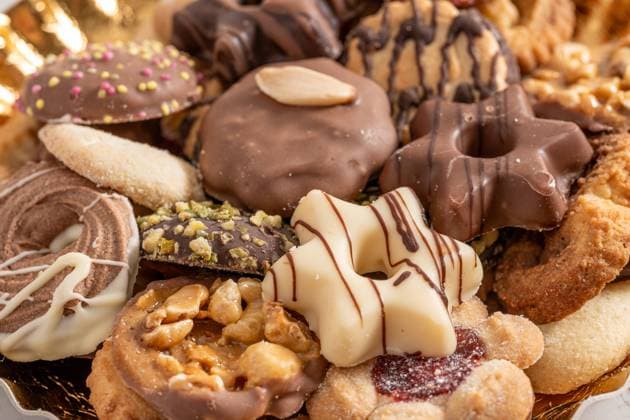 Bavaria, Germany - 29 August 2023: mixed cookies for Christmas. Christmas cookies in a disposable golden plate *** gemischte Kekse zu Weihnachten. Weihnachtsplätzchen in einem goldenen Einwegteller