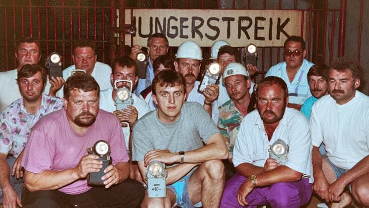 Archivbilder der Woche KW35 Bergleute halten ihre Grubenlampen waehrend des Hungerstreikes am 04.07.1993 im Kalibergwerk Thomas Muentzer in Bischofferode. Mit dem Hungerstreik reagierten im Juli 1993 Kalibergleute auf das vom Bundestag beschlossene Aus fuer grosse Teile der ostddeutschen Kaliindustrie. Der Hungerstreik, an dem sich mehr als 100 Kumpel und ihre Unterstuetzer beteiligten, dauerte 80 Tage. Werk und Grube waren nach der Fusion der ostdeutschen mit der westdeutschen Kali-Industrie geschlossen worden, obwohl es einen westdeutschen Mittelstaendler als Kaufinteressenten gab. Miners hold their mine lamps during the hunger strike on July 4, 1993, in the Thomas Muentzer potash mine in Bischofferode. With the hunger strike in July 1993, potash miners reacte