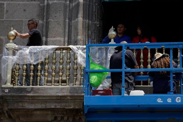 Mothers And Relatives Of Femicide Victims Demand Justice Outside The National Palace In Mexico City Restorers intervene on the balcony of the National Palace in Mexico City as part of the festivities of the Mexican Independence Cry on September 15, led by Andres Manuel Lopez Obrador, president of Mexico. Mexico City Mexico City Mexico  Copyright: xGerardoxVieyrax originalFilename: vieyra-notitle230829_npE0U.jpg