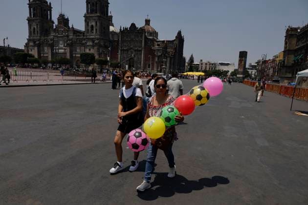 Mothers And Relatives Of Femicide Victims Demand Justice Outside The National Palace In Mexico City A woman carries rubber balls outside the National Palace in Mexico City. Mexico City Mexico City Mexico  Copyright: xGerardoxVieyrax originalFilename: vieyra-notitle230829_npJuu.jpg