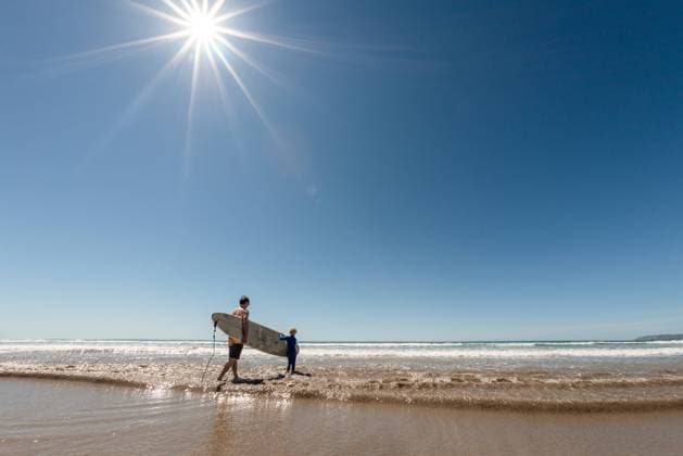 Father and son carrying surfboard on sunny day M?hia, Hawke s Bay, New Zealand CR_JUCR230809D-757468-01 ,model released, Symbolfoto
