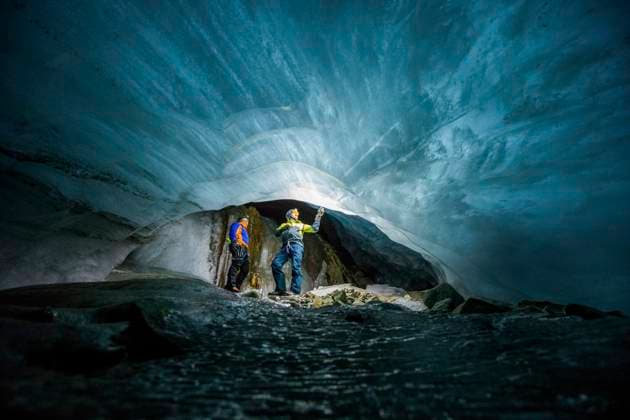 two men marvel at frozen river of ice below a melting glacier Vancouver, British Columbia, Canada CR_JDIP230809-1106870-01 ,model released, Symbolfoto