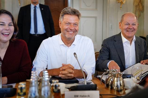 News Themen der Woche KW35 Klausurtagung der Bundesregierung auf Schloss Meseberg Bundeskanzler Olaf Scholz (SPD) gemeinsam mit Wirtschafts- und Klimaminister Robert Habeck (Gruene) und Aussenministerin Annalena Baerbock (Gruene) zum Auftakt am zweiten Tag der Kabinettsklausur auf Schloss Meseberg, Gransee, 30.09.2023 Meseberg Brandenburg Deutschland *** Retreat of the Federal Government at Meseberg Castle Chancellor Olaf Scholz SPD together with Minister of Economy and Climate Robert Habeck Gruene and Minister of Foreign Affairs Annalena Baerbock Gruene to open the second day of the cabinet retreat at Meseberg Castle, Gransee, 30 09 2023 Meseberg Brandenburg Germany