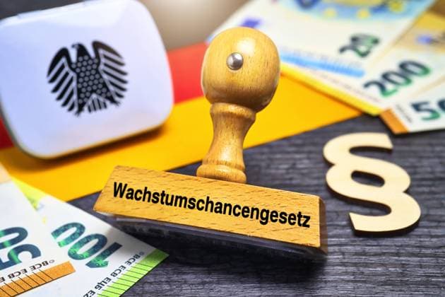 FOTOMONTAGE, Stempel mit Aufschrift Wachstumschancengesetz und Paragrafenzeichen vor Deutschlandfahne *** PHOTOMONTAGE, stamp with inscription Growth Opportunities Act and paragraph sign in front of Germany flag ** NUR FUER REDAKTIONELLE ZWECKE ** EDITORIAL USE ONLY **