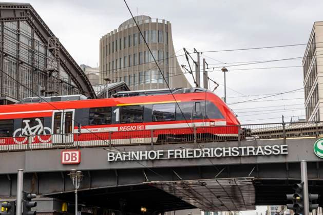 Regionalbahn am Bahnhof Friedrichstraße inn Berlin. 24.08.2023, Berlin, Deutschland, Europa *** Regional train at station Friedrichstraße inn Berlin 24 08 2023, Berlin, Germany, Europe