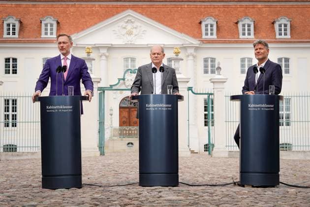 News Themen der Woche KW35 Abschlusspressekonferenz Klausurtagung der Bundesregierung auf Schloss Meseberg Finanzminister Christian Lindner (FDP) gemeinsam mit Bundeskanzler Olaf Scholz (SPD) und Wirtschaftsminister Robert Habeck (Die Grünen) bei der Pressekonferenz zum Abschluss der Kabinettsklausur auf Schloss Meseberg, Gransee, 30.08.2023 Gransee Brandenburg Deutschland *** Final press conference closed meeting of the federal government at Meseberg Castle Finance Minister Christian Lindner FDP together with Chancellor Olaf Scholz SPD and Finance Minister Christian Lindner FDP at the press conference at the end of the cabinet retreat at Meseberg Castle, Gransee, 30 08 2023 Gransee Brandenburg Germany
