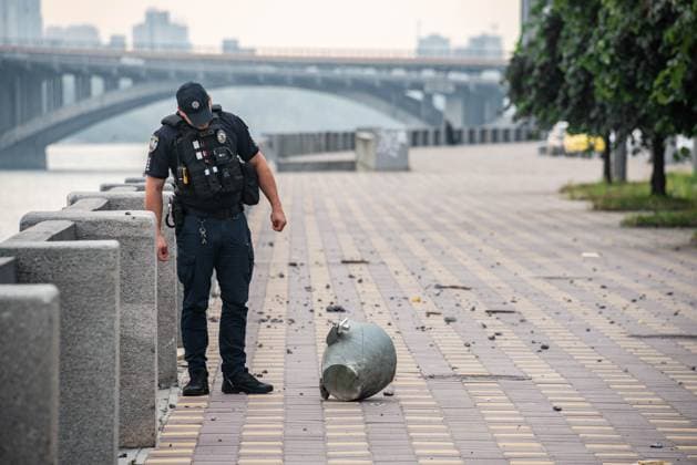 News Themen der Woche KW35 News Bilder des Tages August 30, 2023, Kyiv, Kyiv, Ukraine: On the morning of August 30, Russia bombarded the capital of Ukraine, Kyiv, with missiles and drones, the fragment of the missile fell directly on the sidewalk on the Dnipro embankment Kyiv Ukraine - ZUMAt157 20230830_zip_t157_008 Copyright: xOlehxTymoshenkox