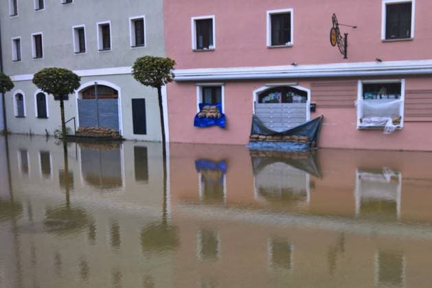 News Themen der Woche KW35 News Bilder des Tages Hochwasser in Passau, Bayern. Die Hochwasserlage am Inn und an der Donau hat sich in der Nacht auf Dienstag etwas beruhigt. Mit der höchsten Meldestufe 4 sei nicht mehr zu rechnen, teilte der Hochwassernachrichtendienst des Bayerischen Landesamtes für Umwelt um Mitternacht mit. In Passau wurden die Strassensperren angepasst. Während die Wasserstände des Inn leicht sinken, gibt es für die Donau noch keine abschliessende Entwarnung. Foto: Überschwemmung in Ufernähe der Donau *** Floods in Passau, Bavaria The flood situation on the Inn and the Danube has calmed down somewhat in the night to Tuesday With the highest reporting level 4 is no longer expected, the flood news service of the Bavarian State Office for the Environment announced
