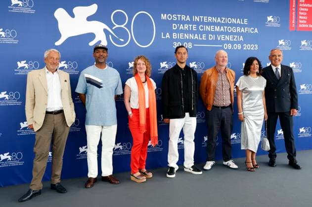 Roberto Cicutto, Kahlil Joseph, Tricia Tuttle, Jonas Carpignano, Jean-Paul Salome, Kaouther Ben Hania und Alberto Barbera beim Photocall der Orizzonti Award Jury für den besten Debütfilm auf der Biennale di Venezia 2023 80. Internationale Filmfestspiele von Venedig im Palazzo del Casino. Venedig, 30.08.2023