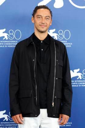 Jonas Carpignano beim Photocall der Orizzonti Award Jury für den besten Debütfilm auf der Biennale di Venezia 2023 80. Internationale Filmfestspiele von Venedig im Palazzo del Casino. Venedig, 30.08.2023
