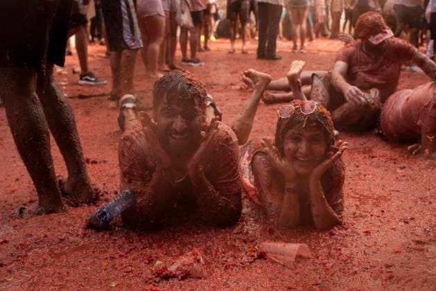 Bilder des Jahres 2023, News 08 August News Themen der Woche KW35 News Bilder des Tages Spanien, Tomatenschlacht Tomatina in Valencia Festival of La Tomatina - Valencia Two people covered with tomato during the festival of La Tomatina, on August 30, 2023, in Bunol, Valencia, Valencian Community (Spain). La Tomatina has been celebrated for 76 years in Bunol on the last Wednesday of August. The company Citromed from La Llosa (Castellon), which has been preparing the tomato for 20 years, has organized this year 150,00 kilos of pear and ripe tomatoes that are used as ammunition in this festival. The tons of tomatoes cover floors, walls and clothes of all the people who attend this celebration, which attracts both national and international tourism. Photo by Jorge Gil Europa Press ABACAPRESS.COM Bunol (Valencia) Spain  Copyright: xEuropaxPress ABACAx 865670_009 EuropaxPress ABACAx 865670_009