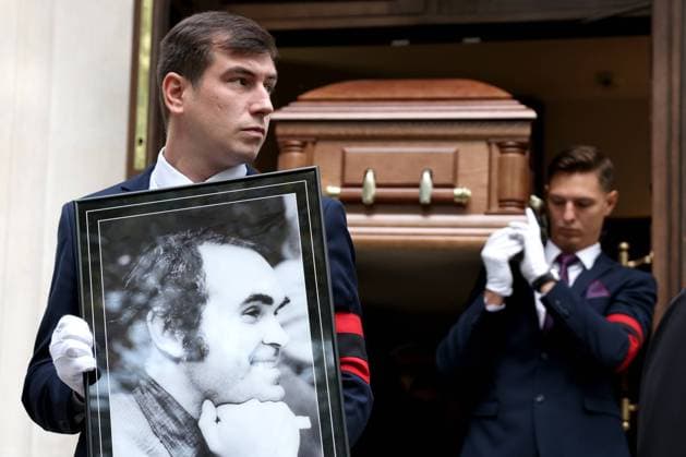Bilder des Jahres 2023, Entertainment 08 August Entertainment Themen der Woche KW35 Entertainment Bilder des Tages RUSSIA, MOSCOW - AUGUST 30, 2023: Pallbearers carry the coffin after a farewell ceremony for the late film director and screenwriter Gleb Panfilov outside the Church of the Beheading of John the Baptist at the Novodevichy Convent. Gleb Panfilov passed away on August 26 at the age of 89. Sergei Bobylev TASS  61531028