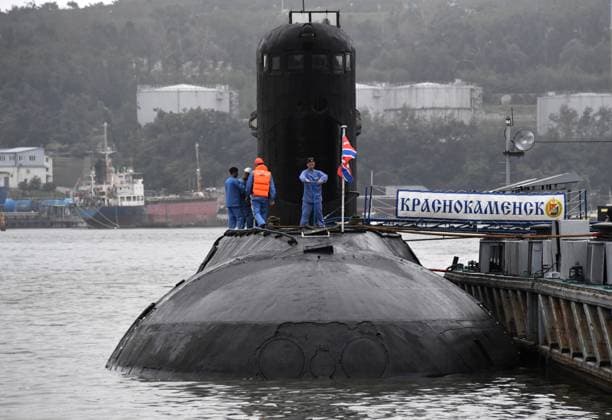 Russland, U-Boot Crew bekommt Auszeichnung in Wladivostok Russia Submarine Decommissioning 8505952 30.08.2023 The Krasnokamensk submarine goes through decommissioning at the pier in Ulysses Bay in Vladivostok, Russia. During the 30 years of its service in the Pacific Fleet, the submarine performed 13 combat services, and the crew of the submarine was awarded the prizes of the Commander-in-Chief of the Navy 10 times. Vitaliy Ankov Sputnik Vladivostok Russia  Copyright: xVitaliyxAnkovx