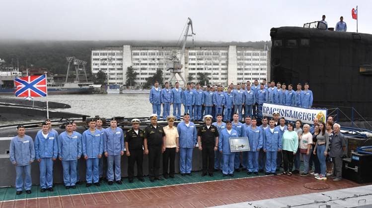 Russland, U-Boot Crew bekommt Auszeichnung in Wladivostok Russia Submarine Decommissioning 8505956 30.08.2023 The crew of the Krasnokamensk submarine poses for a memorial photo during the decommissioning procedure, at the pier in Ulysses Bay in Vladivostok, Russia. During the 30 years of its service in the Pacific Fleet, the submarine performed 13 combat services, and the crew of the submarine was awarded the prizes of the Commander-in-Chief of the Navy 10 times. Vitaliy Ankov Sputnik Vladivostok Russia  Copyright: xVitaliyxAnkovx