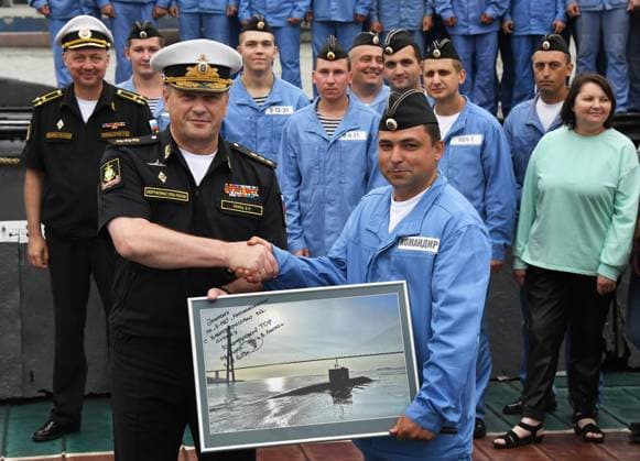 Russland, U-Boot Crew bekommt Auszeichnung in Wladivostok Russia Submarine Decommissioning 8505958 30.08.2023 Russian Navy Pacific Fleet Commander Viktor Liina hands the commander of the Krasnokamensk submarine, Captain 2nd Rank Vladimir Bakro, a photo with a gift inscription during the decommissioning procedure, at the pier in Ulysses Bay in Vladivostok, Russia. During the 30 years of its service in the Pacific Fleet, the submarine performed 13 combat services, and the crew of the submarine was awarded the prizes of the Commander-in-Chief of the Navy 10 times. Vitaliy Ankov Sputnik Vladivostok Russia  Copyright: xVitaliyxAnkovx