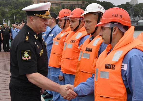 Russland, U-Boot Crew bekommt Auszeichnung in Wladivostok Russia Submarine Decommissioning 8505960 30.08.2023 Russian Navy Pacific Fleet Commander Viktor Liina thanks the crew of the Krasnokamensk submarine for their service during the decommissioning procedure, at the pier in Ulysses Bay in Vladivostok, Russia. During the 30 years of its service in the Pacific Fleet, the submarine performed 13 combat services, and the crew of the submarine was awarded the prizes of the Commander-in-Chief of the Navy 10 times. Vitaliy Ankov Sputnik Vladivostok Russia  Copyright: xVitaliyxAnkovx