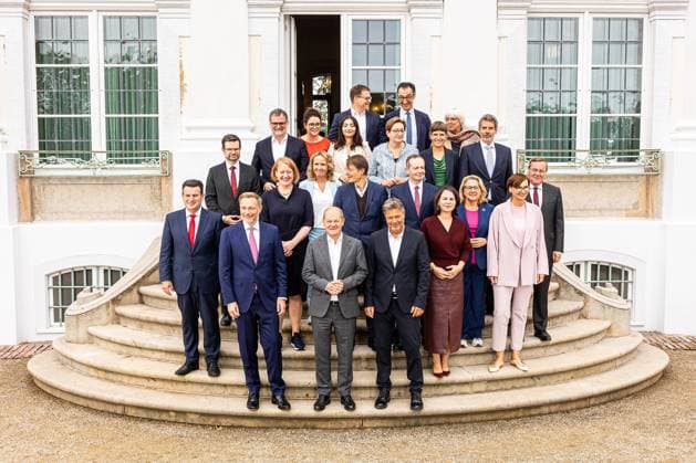 Bilder des Jahres 2023, News 08 August News Themen der Woche KW35 News Bilder des Tages Gruppenfoto um Bundeskanzler Olaf Scholz, Robert Habeck und Christian Lindner mit allen Beteiligten am 30. August 2023 im Rahmen der Kabinettsklausur auf Schloss Meseberg in Gransee, Brandenburg. Kabinettsklausur auf Schloss Meseberg *** Group photo around Chancellor Olaf Scholz, Robert Habeck and Christian Lindner with all participants on 30 August 2023 during the cabinet retreat at Meseberg Castle in Gransee, Brandenburg Cabinet retreat at Meseberg Castle