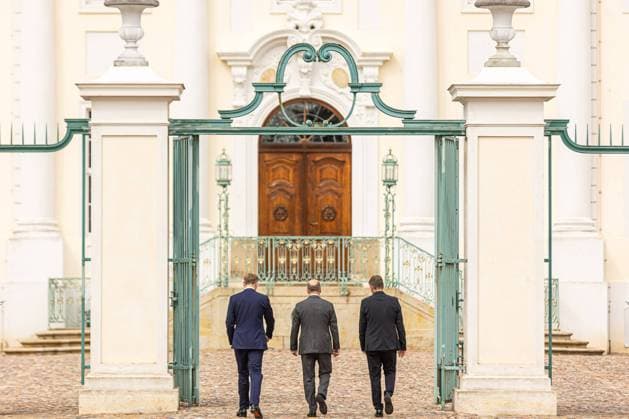 Abschließende Pressekonferenz mit Bundeskanzler Olaf Scholz, Christian Lindner und Robert Habeck am 30. August 2023 im Rahmen der Kabinettsklausur auf Schloss Meseberg in Gransee, Brandenburg. Kabinettsklausur auf Schloss Meseberg *** Final press conference with Chancellor Olaf Scholz, Christian Lindner and Robert Habeck on 30 August 2023 as part of the cabinet retreat at Meseberg Castle in Gransee, Brandenburg Cabinet retreat at Meseberg Castle