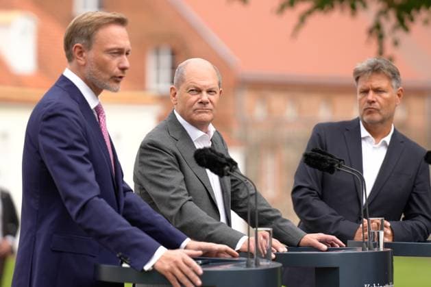 News Themen der Woche KW35 News Bilder des Tages Pressekonferenz nach der Kabinettsklausur der Bundesregierung Finanzminister Christian Lindner (FDP), Bundeskanzler Olaf Scholz (SPD) und Wirtschafts- und Klimaminister Robert Habeck (Gruene) gemeinsam bei der Pressekonferenz nach der Kabinettsklausur auf Schloss Meseberg, Gransee, 30.08.2023 Gransee, Schloss Meseberg Brandenburg Deutschland *** Press conference after the cabinet meeting of the Federal Government Finance Minister Christian Lindner FDP , Chancellor Olaf Scholz SPD and Economy and Climate Minister Robert Habeck Gruene together at the press conference after the cabinet meeting at Meseberg Castle, Gransee, 30 08 2023 Gransee, Meseberg Castle Brandenburg Germany