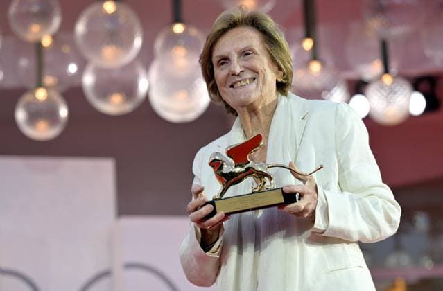 Entertainment Themen der Woche KW35 Entertainment Bilder des Tages Filmfestspiele in Venedig, Liliana Cavani erhält Goldenen Löwen für ihr Lebenswerk August 30, 2023, VENICE, ITALY: Italian director Liliana Cavani poses after she received the Golden Lion for Lifetime Achievement Award during the Venice International Film Festival, in Venice, Italy, 30 August 2023. The 80th edition of the Venice Film Festival runs from 30 August to 09 September 2023. ANSA ETTORE FERRARI. VENICE ITALY  - ZUMAa110 20230830_zaf_a110_063 Copyright: xEttorexFerrarix