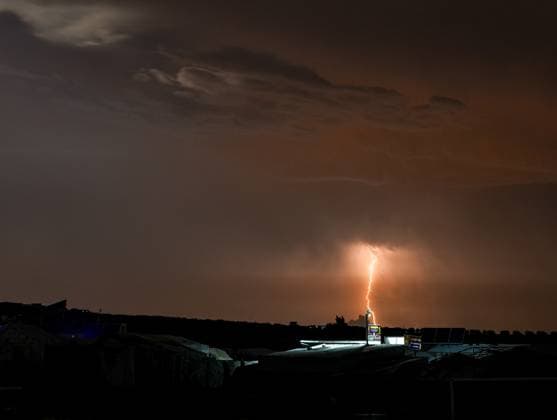News Themen der Woche KW35 News Bilder des Tages Syrien, Starkes Unwetter an der türkischen Grenze bei Aleppo Lightning Strikes The Northwest Of Syria Lightning strikes the northwest of Syria near the Syrian-Turkish border in the countryside of Aleppo. Aleppo Syria  Copyright: xRamixAlsayedx originalFilename: alsayed-notitle230830_np2P0.jpg