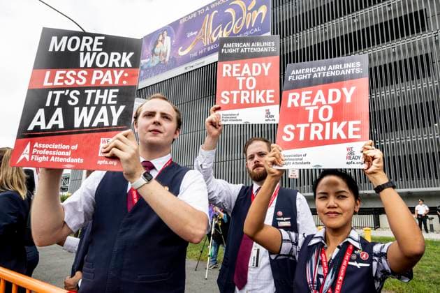 Bilder des Jahres 2023, News 08 August News Themen der Woche KW35 USA, American Airlines Angestellte drohen bei Protest mit Streik in New York August 30, 2023, Queens, New York, United States: American Airlines Flight Attendants holding signs at a strike picket line at LaGuardia Airport in New York City on the day that they announced that they had voted to authorize a strike. Queens United States - ZUMAb161 20230830_aap_b161_007 Copyright: xMichaelxBrochsteinx